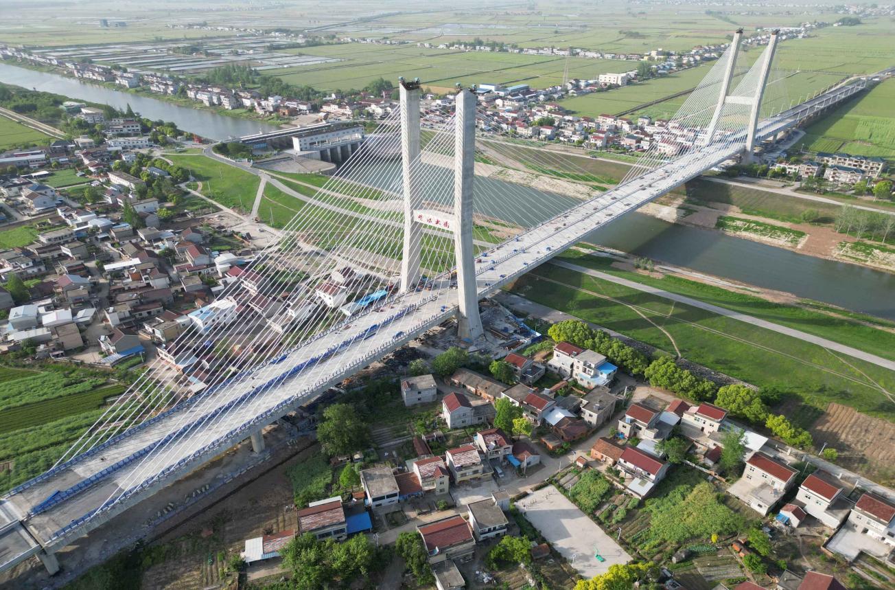 建設投資集團（原路橋集團）G347安九二期楊灣河特大橋。安徽建工集團供圖