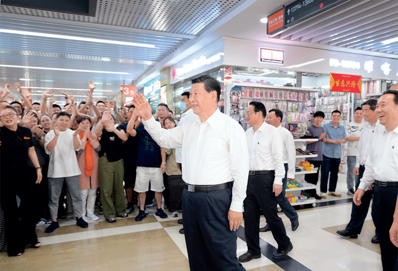 2023年9月20日至21日，中共中央總書記、國家主席、中央軍委主席習(xí)近平在浙江考察。這是20日上午，習(xí)近平在義烏國際商貿(mào)城考察時，同商戶親切交流。 新華社記者 李學(xué)仁/攝