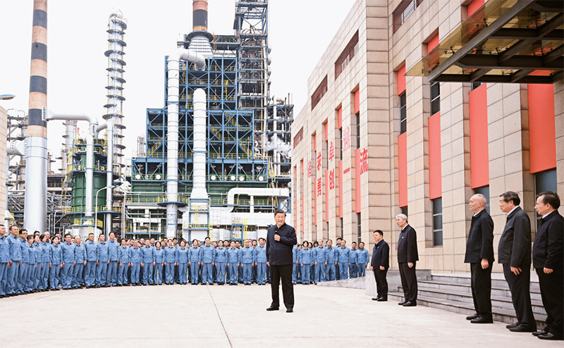 2023年10月10日至13日，中共中央總書記、國家主席、中央軍委主席習(xí)近平在江西考察。這是10日下午，習(xí)近平在中國石化九江分公司考察時，同企業(yè)員工親切交流。 新華社記者 謝環(huán)馳/攝