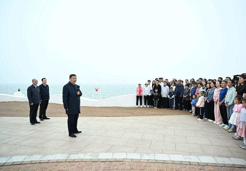 5月22日至24日，中共中央總書記、國(guó)家主席、中央軍委主席習(xí)近平在山東考察。這是22日下午，習(xí)近平在日照市陽光海岸綠道同市民和游客親切交流。