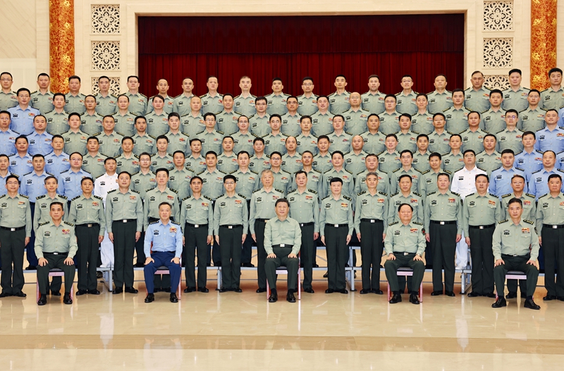5月22日至24日，中共中央總書記、國(guó)家主席、中央軍委主席習(xí)近平在山東考察。這是23日上午，習(xí)近平在濟(jì)南親切接見駐濟(jì)南部隊(duì)上校以上領(lǐng)導(dǎo)干部，代表黨中央和中央軍委向駐濟(jì)南部隊(duì)全體官兵致以誠(chéng)摯問候。
