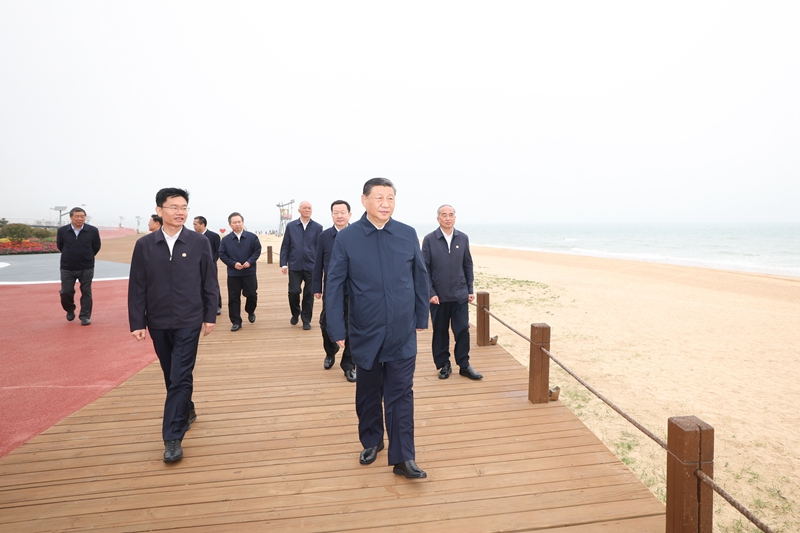 5月22日至24日，中共中央總書記、國(guó)家主席、中央軍委主席習(xí)近平在山東考察。這是22日下午，習(xí)近平在日照市陽光海岸綠道考察。