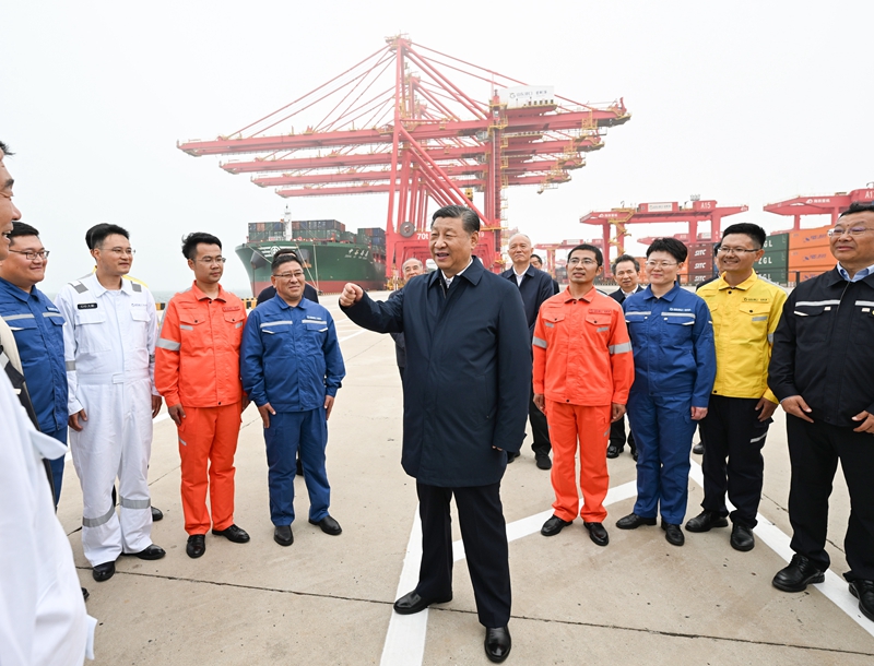 ??5月22日至24日，中共中央總書記、國(guó)家主席、中央軍委主席習(xí)近平在山東考察。這是22日下午，習(xí)近平在日照港親切慰問港口科技工作者、運(yùn)營(yíng)人員、航運(yùn)人員。 