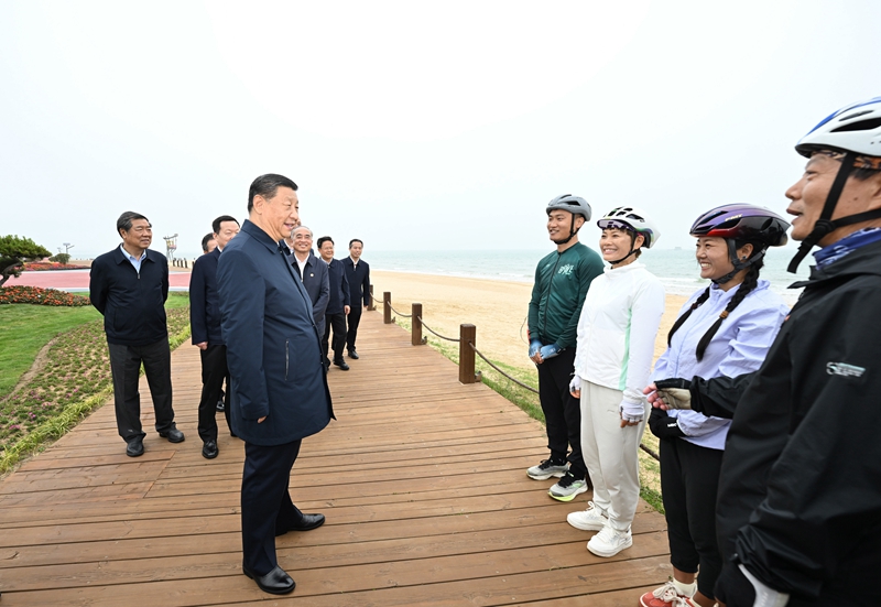 5月22日至24日，中共中央總書記、國(guó)家主席、中央軍委主席習(xí)近平在山東考察。這是22日下午，習(xí)近平在日照市陽光海岸綠道同市民親切交流。