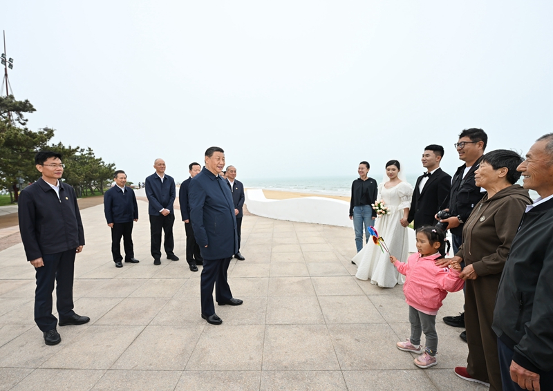 5月22日至24日，中共中央總書記、國(guó)家主席、中央軍委主席習(xí)近平在山東考察。這是22日下午，習(xí)近平在日照市陽光海岸綠道同市民親切交流。